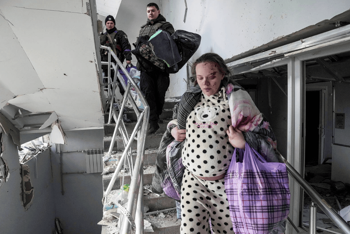 Les femmes en Ukraine, entre victimes et combattantes d’une guerre sans fin.