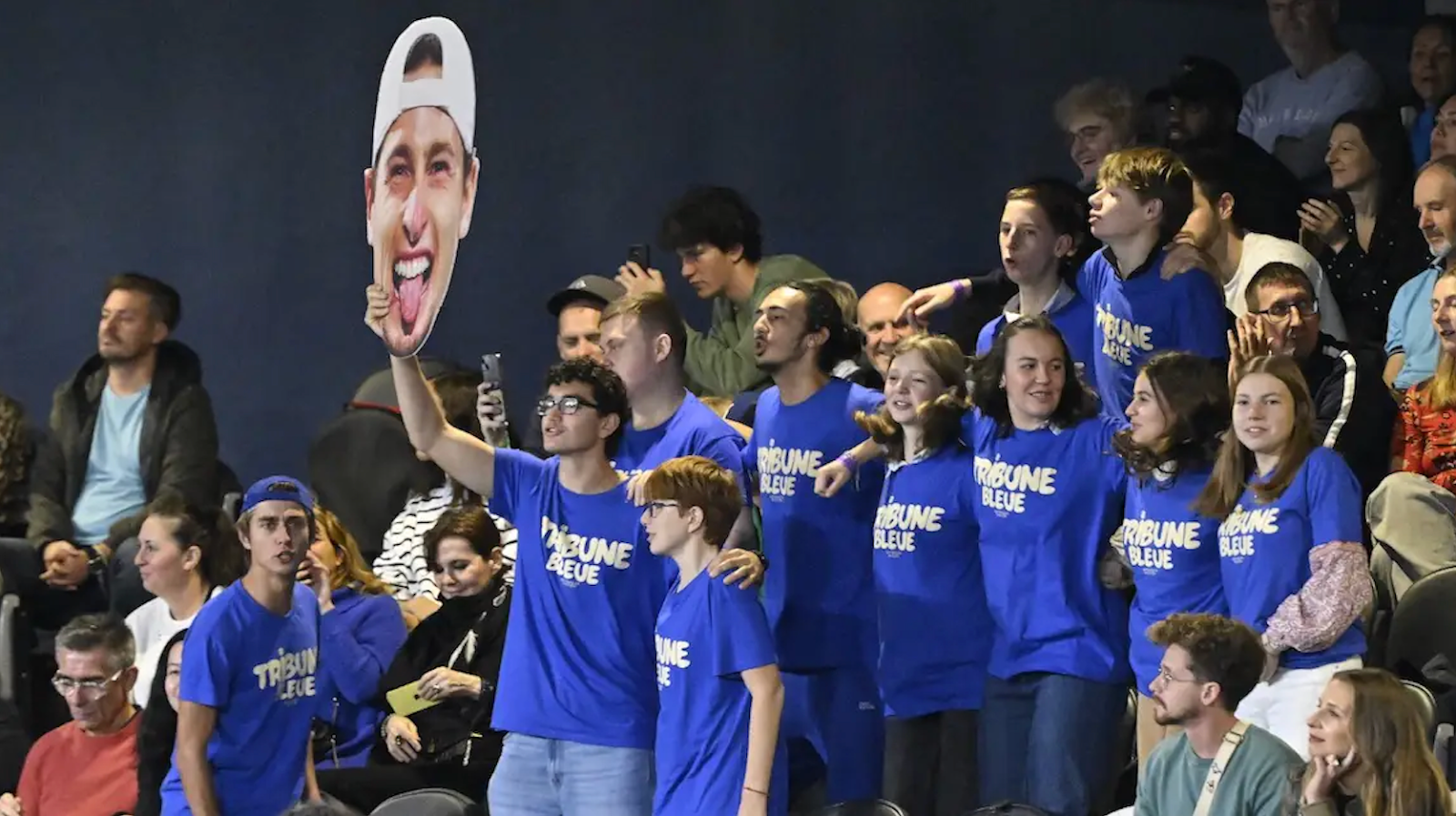 « Un vide bleu sur le court de tennis » 