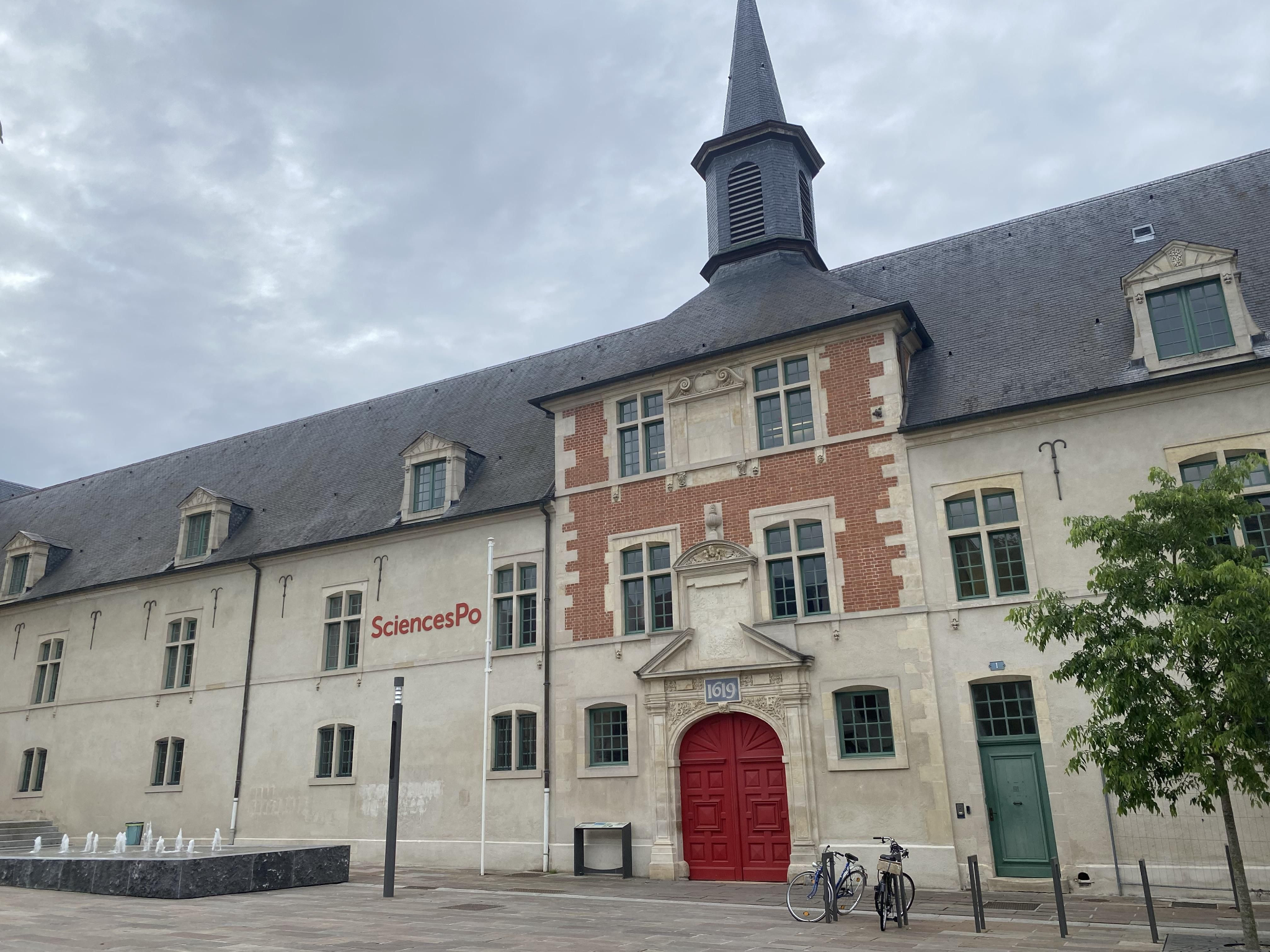 Sur le parvis de Sciences Po Reims : la vigilance au quotidien
