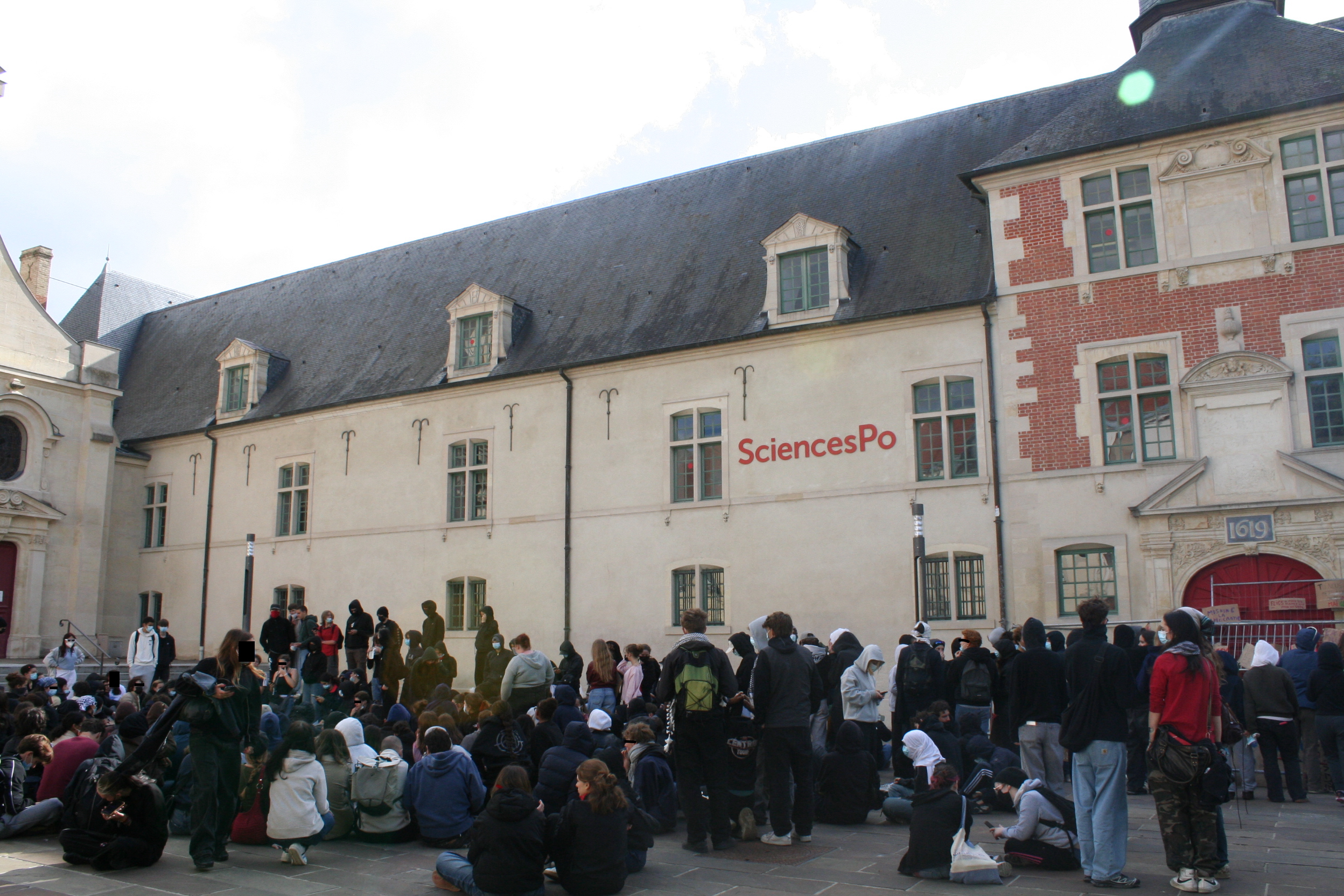 Administration and students reach agreement over absences to pause blockades.